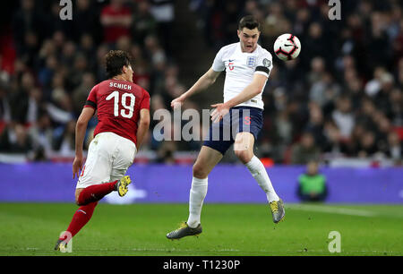 L'Inghilterra del Michael Keane (a destra) e la Repubblica ceca è Patrik Schick battaglia per la sfera durante UEFA EURO 2020 qualifica, gruppo una partita allo stadio di Wembley, Londra. Foto Stock