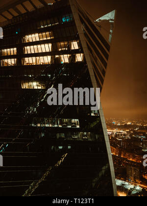 Mosca, Russia, dicembre, 2018 a più piani edificio per uffici di notte, lavoro straordinario. late night presso l'ufficio. A tarda notte le ore di lavoro straordinario in un moderno ufficio b Foto Stock