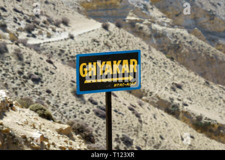 Sul sentiero tra chele e Samar, segno rivolto verso il villaggio tibetano di Ghyakar, Mustang Superiore regione, Nepal. Foto Stock