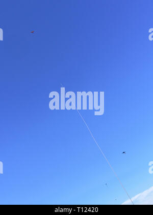 Aquiloni, profondo cielo blu con alcune nuvole. Pulire lunedì festivo. Atene, Grecia 2019. Foto Stock