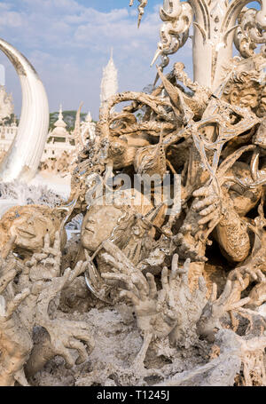 Primo piano della lugubre dettagli presso il Tempio Bianco / Wat Rong Khun in Chiang Rai, Thailandia Foto Stock