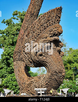 Battambang, Cambogia. Una statua fatta di vecchie armi. Costruito a forma di serpente mitico, o Naga. Cambogia un monumento alla pace. 03-12-2018 Foto Stock