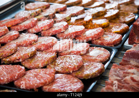 Burger assort sul contatore in bakers shop, close up Foto Stock