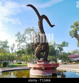 Battambang, Cambogia. Una statua fatta di vecchie armi. Costruito a forma di serpente mitico, o Naga. Cambogia un monumento alla pace. 03-12-2018. Foto Stock