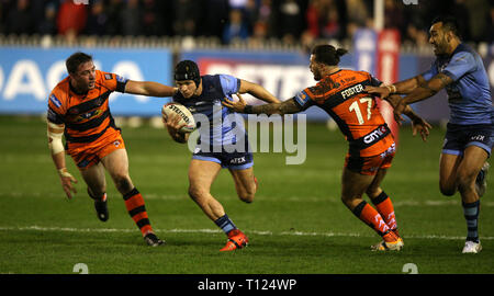 St Helens Jonny Lomax (seconda a sinistra) evade un affrontare da Castleford Tigers Alex Foster (seconda a destra) durante la Betfred Super League match presso il Mend-a-tubo Jungle, Castleford. Foto Stock