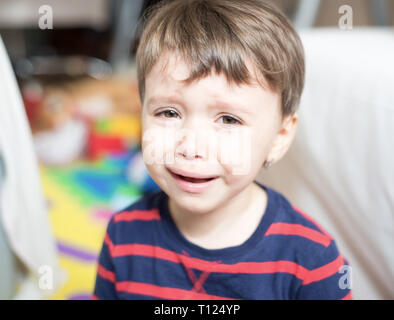 Ritratto di un sconvolto bambina piangere Foto Stock