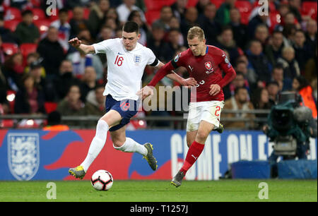 L'Inghilterra del Declan Riso (sinistra) e la Repubblica ceca è Matej Vydra battaglia per la sfera durante UEFA EURO 2020 qualifica, gruppo una partita allo stadio di Wembley, Londra. Foto Stock