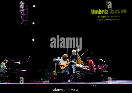 PERUGIA, Italia - 15 luglio 2010 - Pat Metheny Group (Pat Metheny - chitarra, Lyle Mays - Tastiere, Steve Rodby -bass, Antonio Sanchez - batteria) sul palco Foto Stock