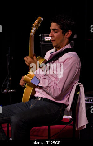 PERUGIA, Italia - 12 luglio 2010 - Trio Reinhardt, Manetti & Eche-Puig (David Reinhardt - chitarra, Richard Manetti - chitarra, Joan Eche-Puig -bass) sul palco Foto Stock