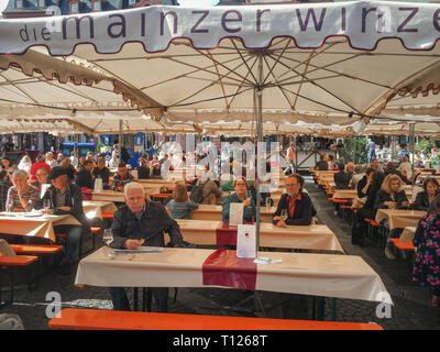 Mainz, Germania - 22 Giugno 2018: per coloro che godono di cibo, vino e bevande a uno di Magonza' gente più grande del festival ("Volksfest") - La Johannisnacht Fes Foto Stock