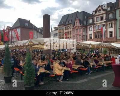 Mainz, Germania - 22 Giugno 2018: per coloro che godono di cibo, vino e bevande a uno di Magonza' gente più grande del festival ("Volksfest") - La Johannisnacht Fes Foto Stock