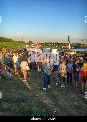 Mainz, Germania - 29 Giugno 2018: per coloro che godono di cibo, vino e bevande a una fiera locale chiamato "Weinfest im Kirchenstück", una festa del vino in Hechtsheim Foto Stock