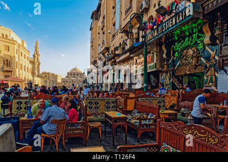 Nel tardo pomeriggio si riuniscono presso i ristoranti e caffetterie in piazza Husayn Cairo Islamico Foto Stock