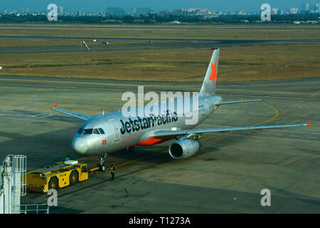 A Saigon, Vietnam - Apr 13, 2016. Un Airbus A320 aereo Jetstar di rullaggio sulla pista dell'Aeroporto Tan Son Nhat (SGN). Foto Stock