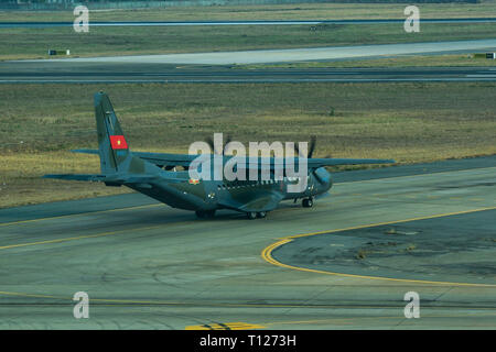 A Saigon, Vietnam - Apr 13, 2016. Il Vietnam Air Force CASA C-295M velivoli da carico militari di rullaggio sulla pista dell'Aeroporto Tan Son Nhat (SGN). Foto Stock