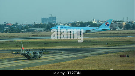 A Saigon, Vietnam - Apr 13, 2016. Il Vietnam Air Force CASA C-295M velivoli da carico militari di rullaggio sulla pista dell'Aeroporto Tan Son Nhat (SGN). Foto Stock