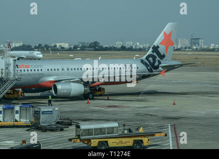 A Saigon, Vietnam - Apr 13, 2016. Un Airbus A320 aeroplano di Jetstar docking all'Aeroporto Tan Son Nhat (SGN). Foto Stock