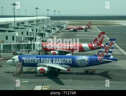 Kuala Lumpur, Malesia - Apr 13, 2016. AirAsia aeroplani docking all'Aeroporto di Kuala Lumpur (KLIA). Aeroporto Internazionale di Kuala Lumpur è il mondo 23rd-aeroporto più trafficato da totale passe Foto Stock