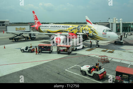 A Saigon, Vietnam - Apr 13, 2016. Un Airbus A320 aeroplano di AirAsia docking all'Aeroporto Tan Son Nhat (SGN). Foto Stock