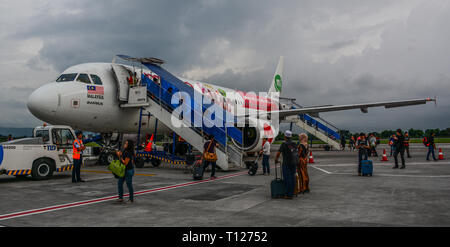 A Saigon, Vietnam - Apr 13, 2016. Un Airbus A320 aeroplano di AirAsia docking all'Aeroporto Tan Son Nhat (SGN). Foto Stock