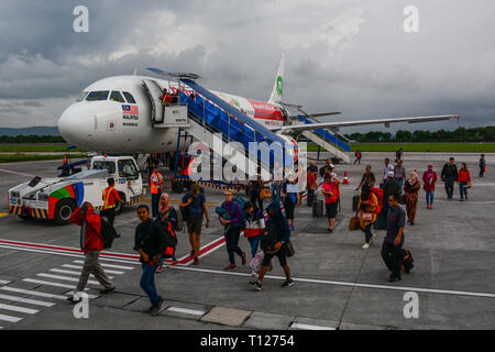 A Saigon, Vietnam - Apr 13, 2016. Un Airbus A320 aeroplano di AirAsia docking all'Aeroporto Tan Son Nhat (SGN). Foto Stock