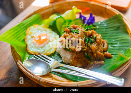 Autentica cucina Tailandese ricetta "Krapow Moo Kai Dow' o maiale, basilico e peperoncino stir fry con uovo fritto Foto Stock