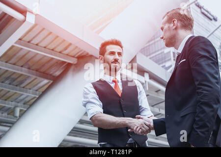 Affare concetto, due proprietari agitare le mani. Foto Stock