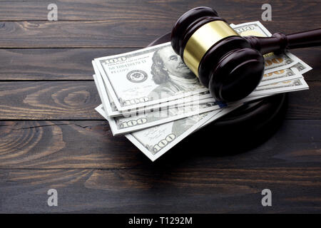 Giudice martello e denaro in legno marrone concetto tavolo Foto Stock