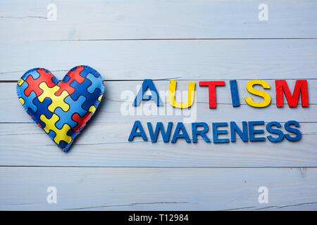Mondo autismo giornata di sensibilizzazione, assistenza in materia di salute mentale concetto con o puzzle jigsaw pattern sul cuore Foto Stock