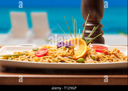 Sulla spiaggia, un ristorante in riva al mare e una a base di noodle cinesi in un ristorante. Un bel menù da scegliere per una deliziosa cena. Foto Stock