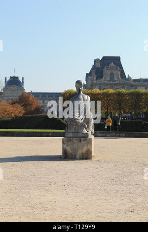 Lonely royal statua in giardini Tuileries, Parigi Foto Stock