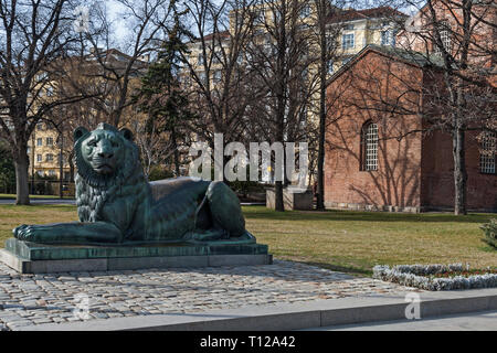 SOFIA, BULGARIA - 7 Marzo 2019: incredibile vista dell'antica basilica di Santa Sofia la Chiesa e il monumento del milite ignoto in Sofia Bulgaria Foto Stock