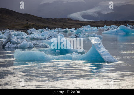 Incredibile blu trasparente pezzi di Iceberg di Jokulsarlon laguna, Islanda. Il parto di ghiaccio Foto Stock