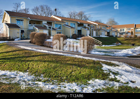 Station wagon di case moderne in inverno, Sigtuna, Svezia e Scandinavia Foto Stock