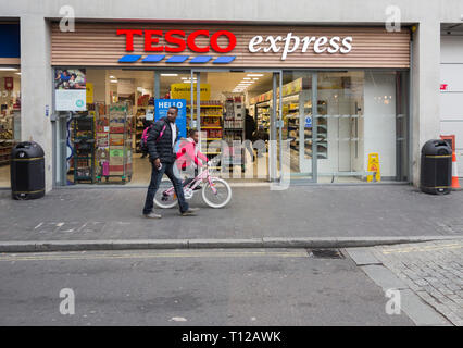 Tesco Express storefront, grande Suffolk Street, London, SE1, Regno Unito Foto Stock