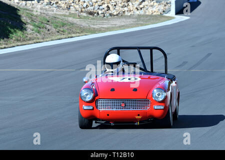 Red Racing Car MG a Marulan Race Track In NSW Australia. Solo auto sulla pista andando lungo il rettilineo. Foto Stock