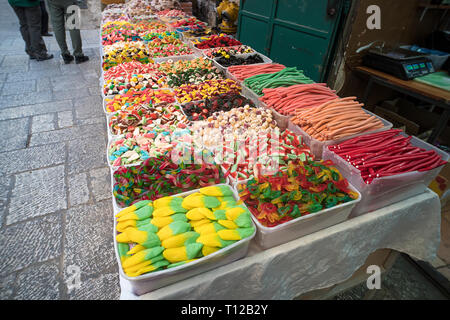 Israele street in stallo la vendita di dolciumi colorati, dolci, caramelle matite, frutta-gelatine in scatole di plastica. Passeggiate lungo la fila di caramelle si spegne. Ampia ch Foto Stock