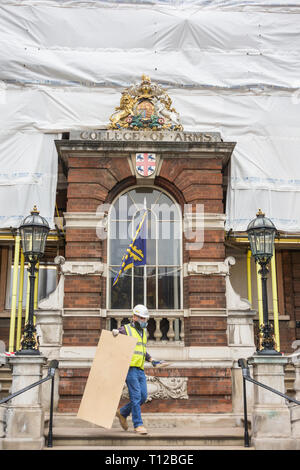 Un telone coperto College of Arms, (Heralds' College) Queen Victoria St, Londra, EC4, Inghilterra, Regno Unito Foto Stock