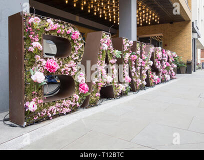 Display floreale al di fuori di un hotel Hilton, grande Suffolk Street, Bankside, London, SE1, Regno Unito Foto Stock