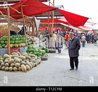 Cocomeri in vendita al famoso mercato domenicale a Kashgar, regione autonoma di Xinjiang, Cina. Foto Stock