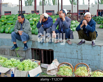 Cocomeri e uva in vendita presso il famoso mercato domenicale di Kashgar, regione autonoma di Xinjiang, Cina. Foto Stock