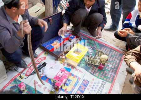 Medicina uighur tradizionale al famoso mercato domenicale a Kashgar, regione autonoma di Xinjiang, Cina. Foto Stock