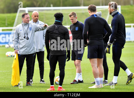 Inghilterra assistant manager Steve Holland parla ai giocatori durante la sessione di formazione presso il St George's Park, Burton. Foto Stock