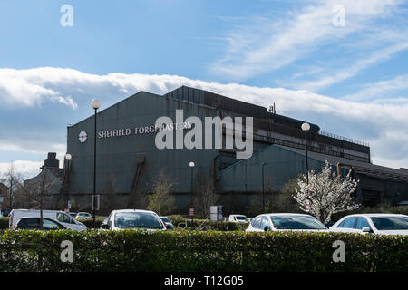 SHEFFIELD, Regno Unito - 22 Marzo 2019: Sheffield Forgemasters edificio con il logo iconico in una giornata di sole Foto Stock