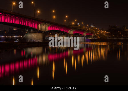 Ponte sul fiume Vistola a Varsavia, Polonia, di notte. Foto Stock