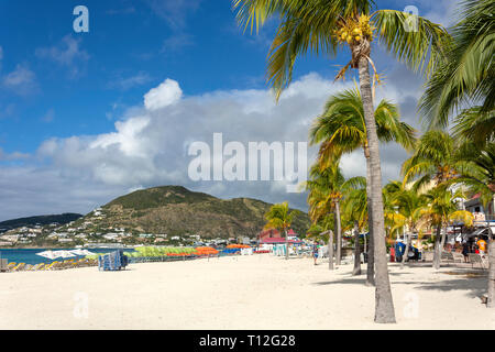 Vista della spiaggia, grande baia, Philipsburg, Sint Maarten, Saint Martin, Piccole Antille, dei Caraibi Foto Stock