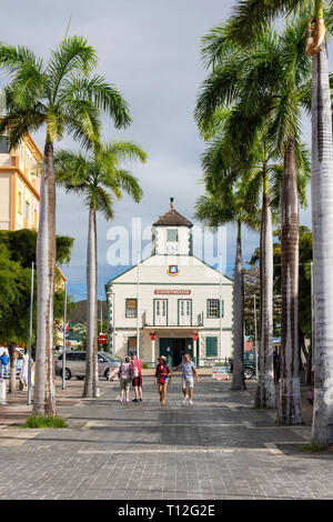 Il vecchio Palazzo di Giustizia (1793) dal lungomare, Philipsburg, Sint Maarten, Saint Martin, Piccole Antille, dei Caraibi Foto Stock