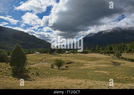 Ranch tipico nella valle Futaleufú, Patagonia, Cile Foto Stock