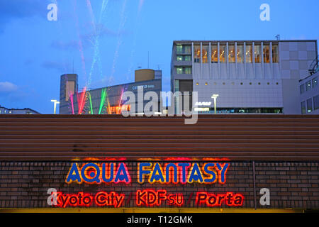 KYOTO, Giappone -23 FEB 2019- vista notturna del Aqua di fantasia e colore luce acqua fontana in Shimogyo dalla stazione di Kyoto a Kyoto, in Giappone. Foto Stock