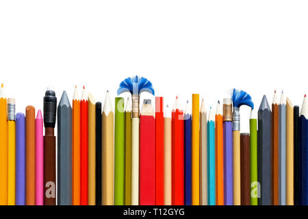 Matite colorate e gomme in fila isolato Foto Stock